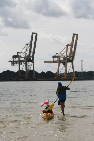 Kajakarz nieopodal świnoujskich nabrzeży portowych