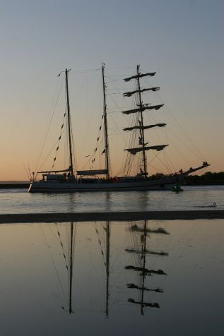 Żaglowiec wchodzący do Świnoujścia